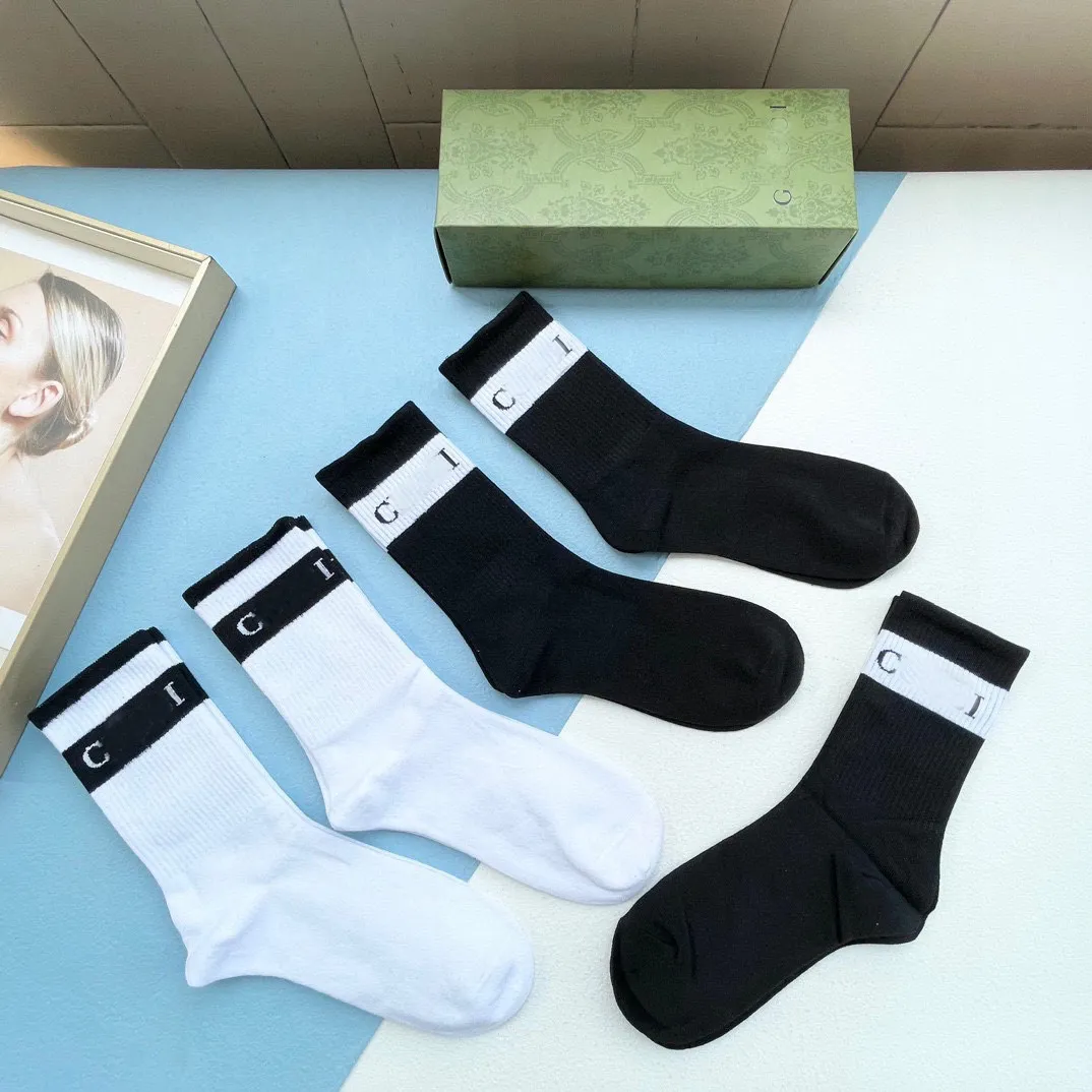 Lyxdesigner Mens och Womens Socks Black and White Alternating High Tube Sports Socks Classic and Bekväm ren bomullstickade strumpor 5 par per låda strumpor