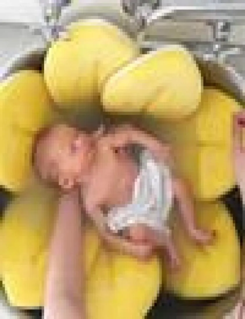 赤ちゃんの咲く浴槽の枕生まれた幼児シャワーのための咲く流された枕