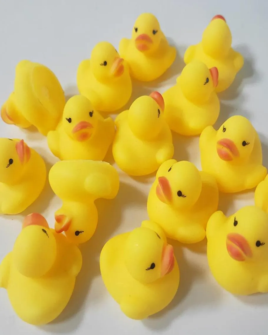 Bütün 100 pcs bebek banyo oyuncakları su ördek mini yüzen sarı kauçuk ördekler ile sesli çocuklar duş yüzme plaj oyun oyuncak se7134175