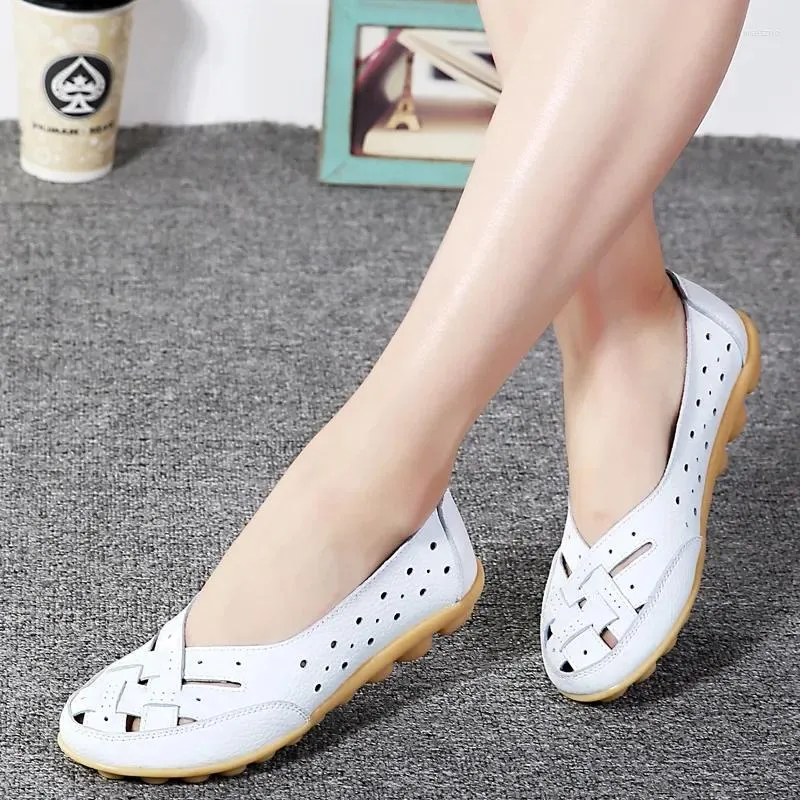 Buty swobodne 2024 Kobiety płaskie miękkie skórzane mokasyny puste moccasiny Kobieta poślizg na leniwym zapatos de Mujer plus size 44