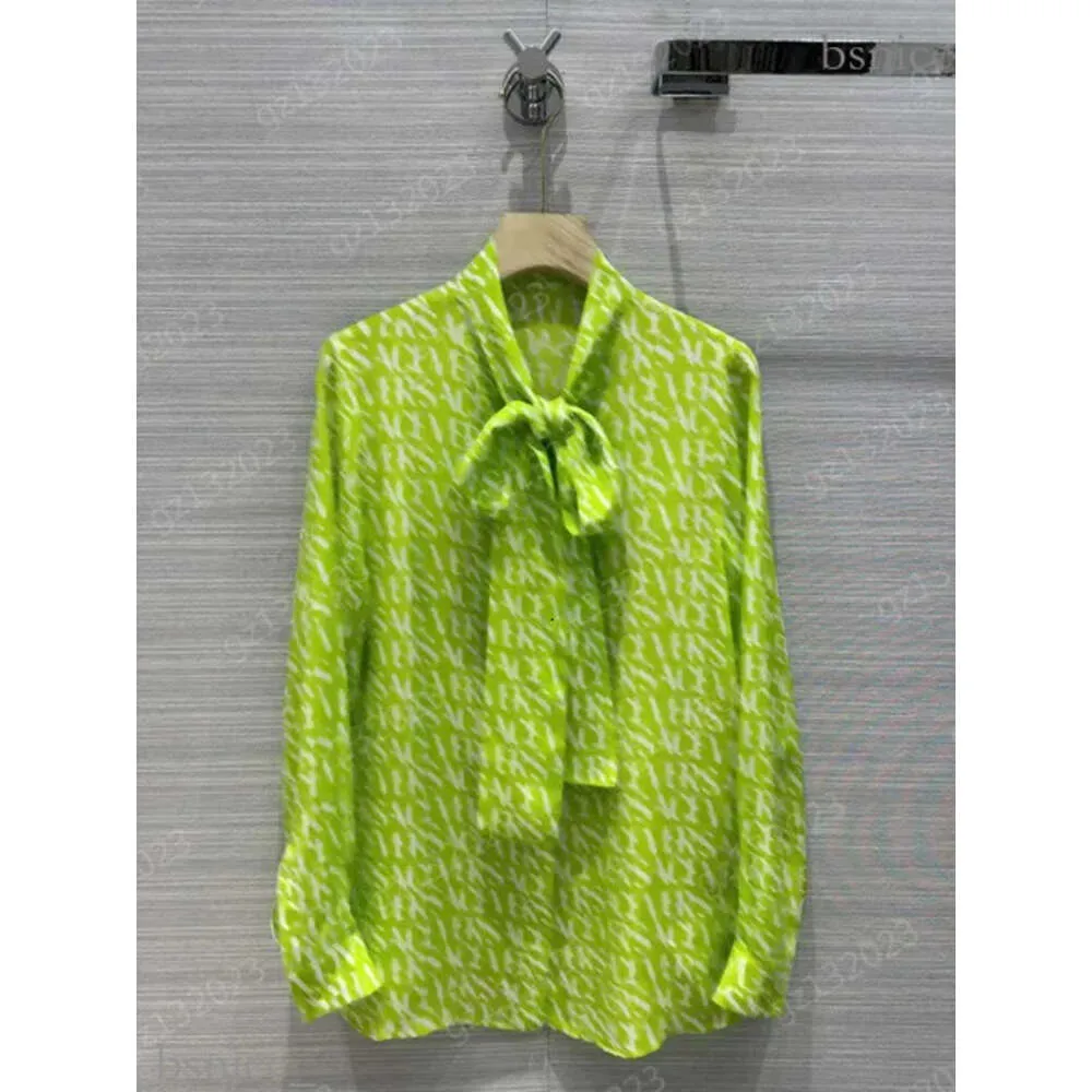 Роскошные блузки-рубашки с фирменным буквенным принтом и лацканами с бантом. Дизайнерская рубашка. Металлические запонки. Украшенные длинные рукава. Повседневные топы. Блузки для женщин. Зеленый 6073