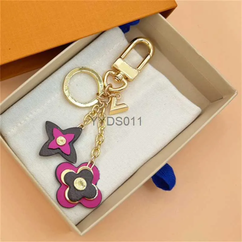 Keychains Luxury Blooming Flowers Keychains Designer Ring Woman 2 Styles Portachiavi Letter Fashion Petal Pendant 240303