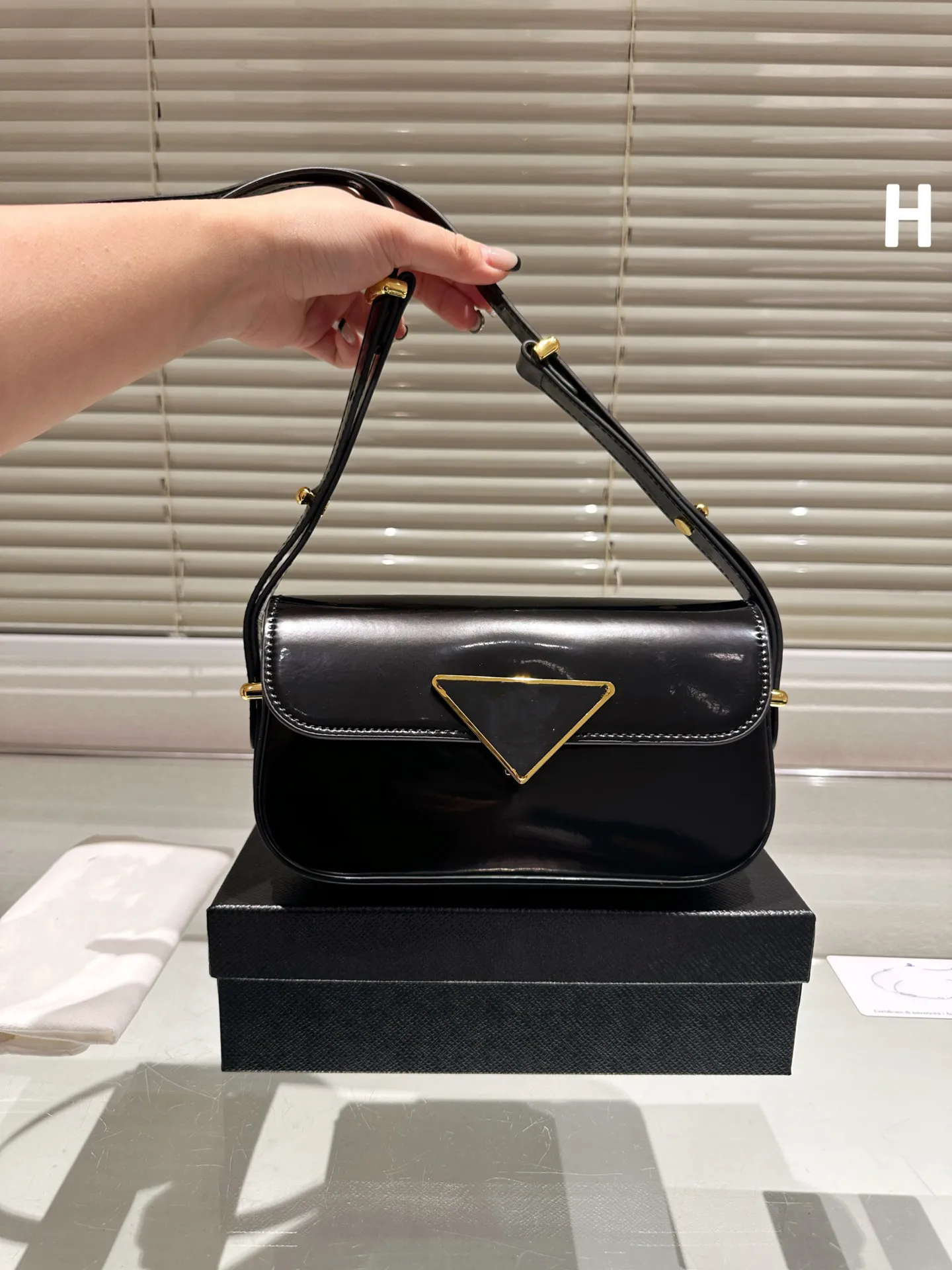 Single shoulder bag made of smooth leather material, triangular metal micro label, diagonal cross bag, underarm bag, MINI style