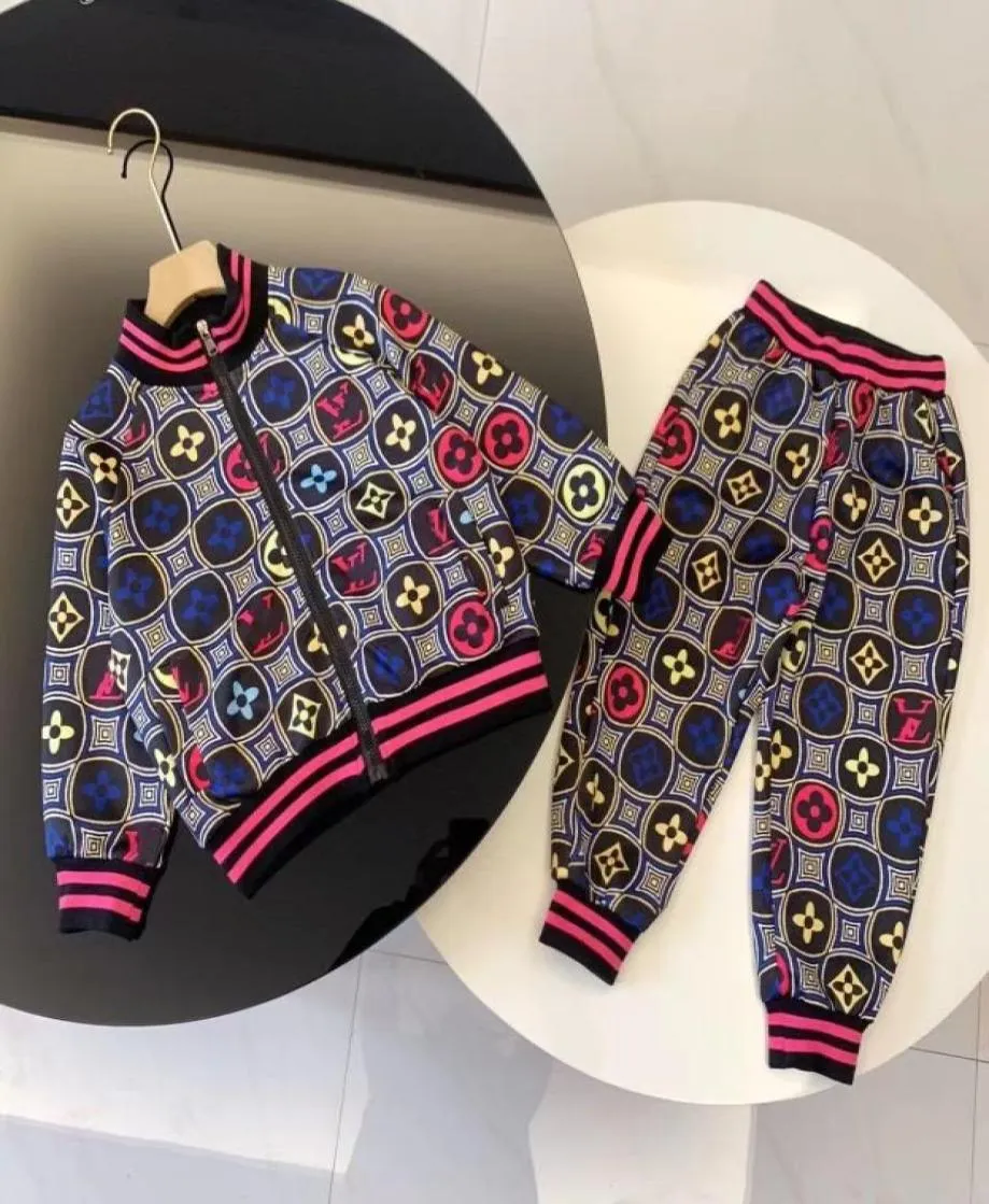 Conjunto de bebé Trajes para niños Conjuntos para niños Ropa de diseñador Bolsillo con cremallera Manga larga con letras 2 piezas Sudaderas de lujo Pantalones deportivos Kid8976389