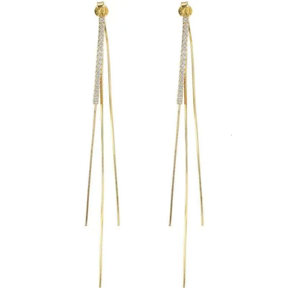 South Korea's East Gate Exudes Versatile Aura, with Gold Zircon Tassel Ears That Exude High-end Feel Are Designed to Be Slim and Long, Making It A Niche
