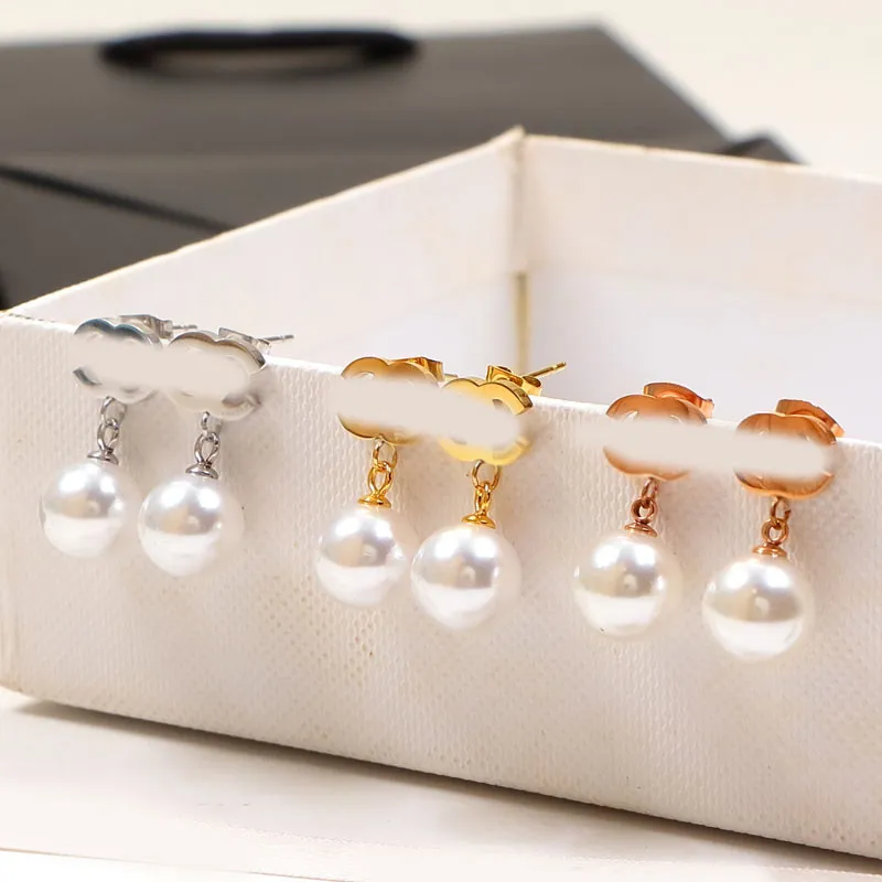 Elegant Pearl Charm Ear Stud Earring Luxury Designer Kvinnor Rose Gold Silver Plated Pendant Ear Drop Smycken Tillbehör Partihandel