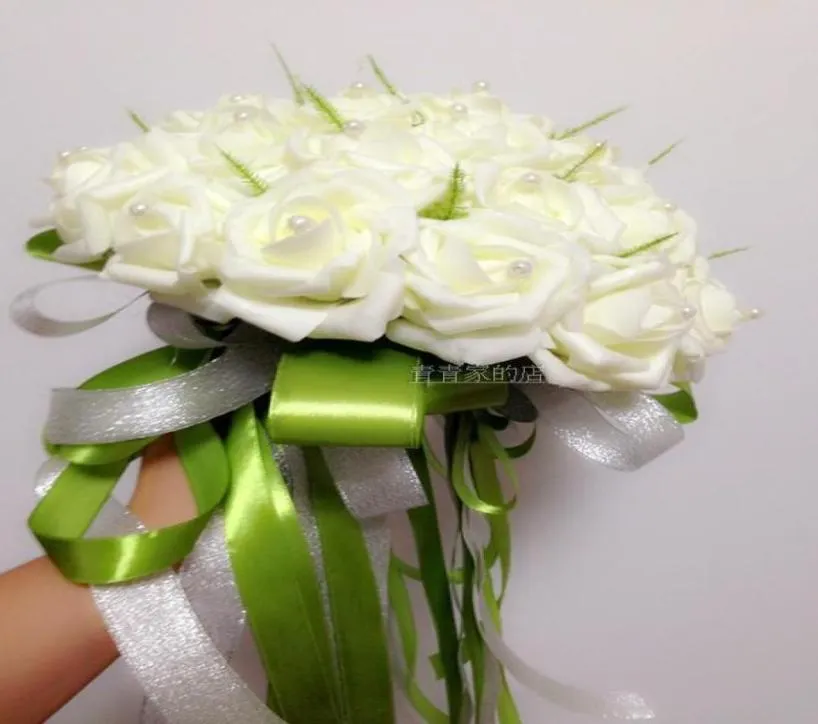 Pas cher Belle Main De Mariée Tenant Des Fleurs Roses Artificielles Fleurs Perles Bouquet De Mariage Blanc Parfait Faveurs De Mariage DL13130671396865
