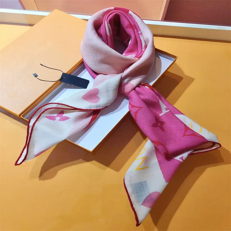 Sciarpa di seta in twill di cashmere Donna Sciarpe quadrate con stampa a forma di cuore Moda Avvolgente versatile Foulard femminile Grande scialle Hijab Fazzoletto da collo Bordi arrotolati a mano 140 cm