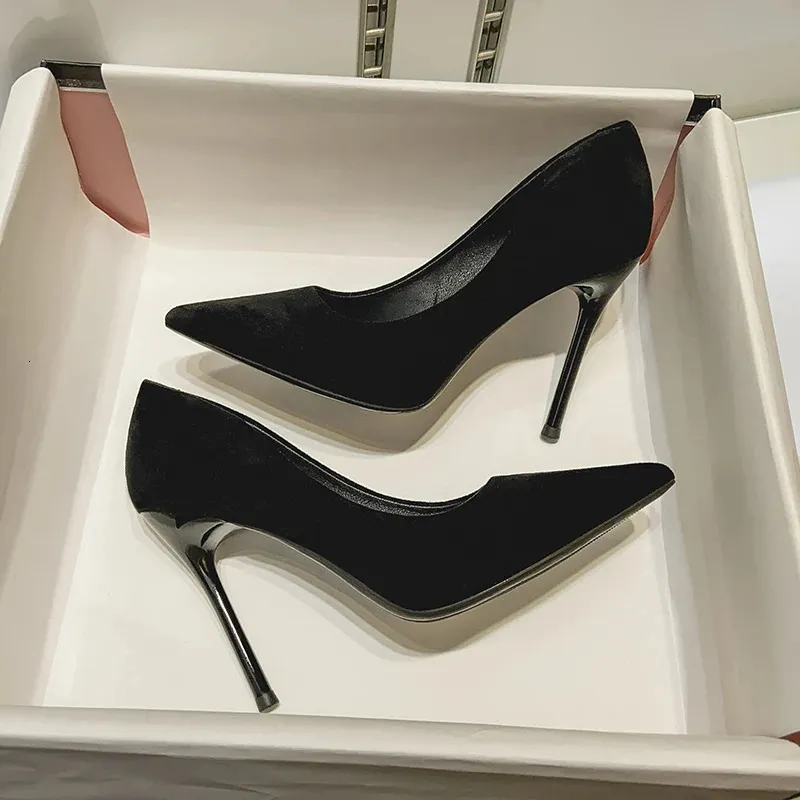 Kvinnor skor 2023 pumpar mocka höga klackar mode kontor stilettparty kvinnlig komfort y240301