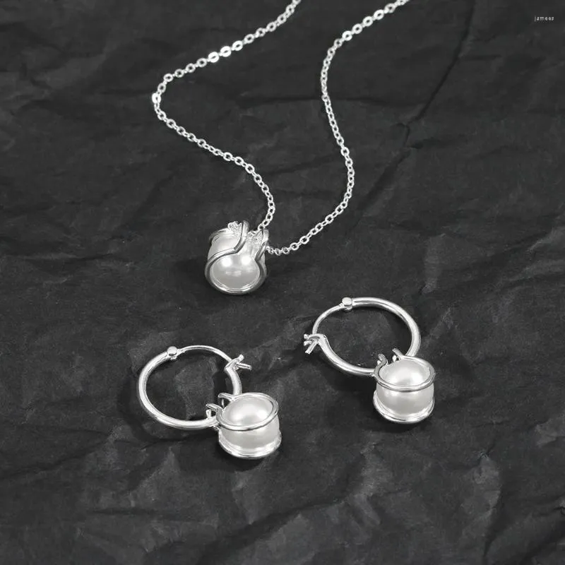 Hängen 925 Sterling Silver Pearl Necklace Ear Stud Set utsökta mångsidiga smycken som en semestergåva till vänner