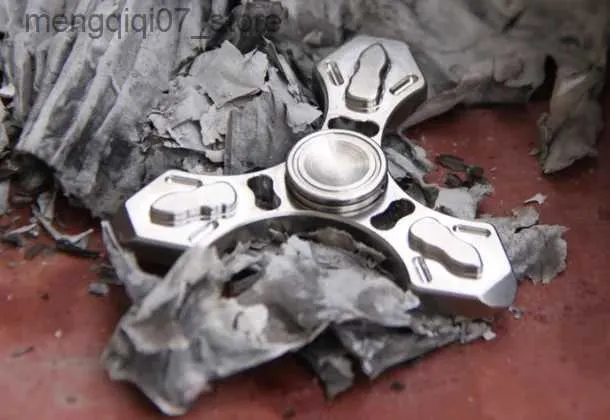 Beyblades Metal Fusion Titanium Hand Twisting Spinning Top Bearing Spinner Gyro Broken Windows Pendant EDC Decompression Toy L240304