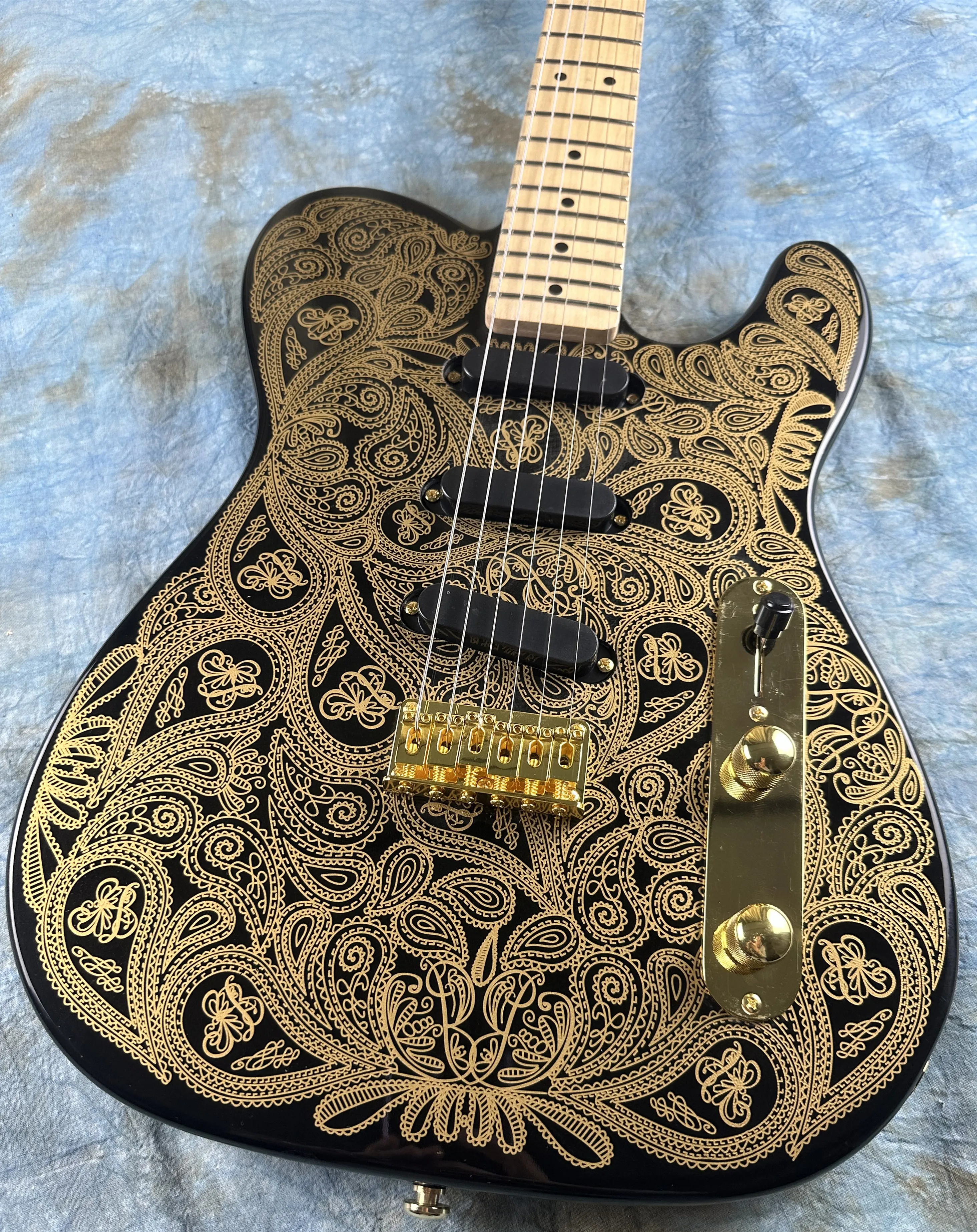 Tylenol guitar, black and gold accessories, fast transport