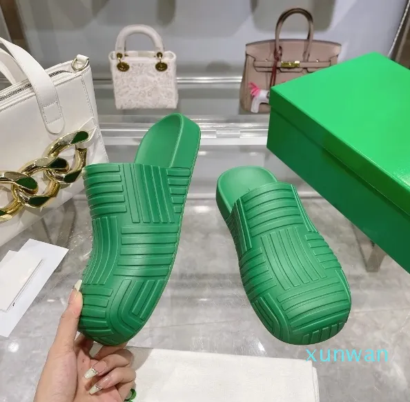 Högkvalitativa kvinnors tofflor Fashion Leisure Beach Tjock Soled Shoes Green Platform Sandaler Läderväska Huvud med lådor storlek