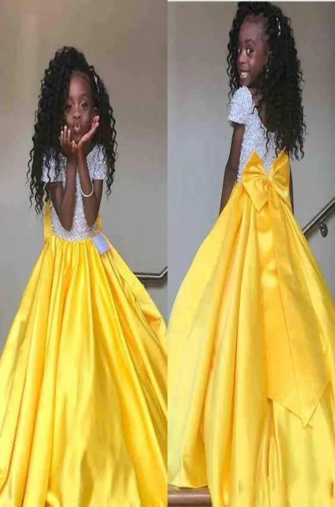 2019 Nueva princesa Vestidos amarillos para desfile de niñas Cuello joya Lentejuelas Top Lazo de satén Espalda Longitud del piso Niños lindos Cumpleaños de niñas de flores 3198585