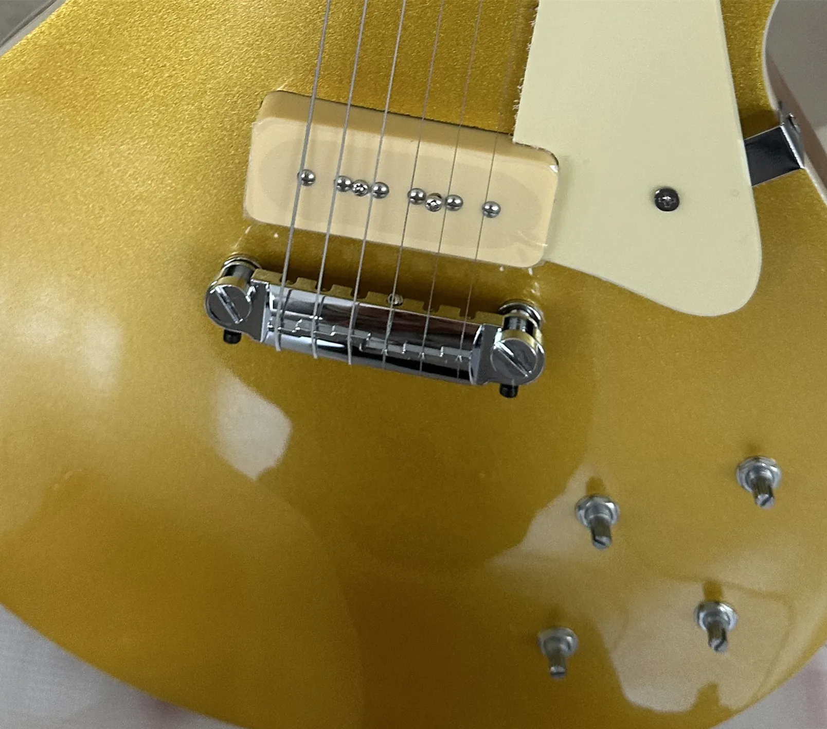 Guitarra eléctrica estándar, dorada, pastilla p90, protector de firma, en stock, paquete relámpago
