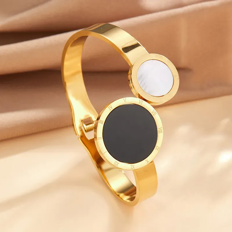 Wide Face Simple Inlaid Zircon Black and Black Circular Elegant Boutique Womens 14K Gold Bracelet