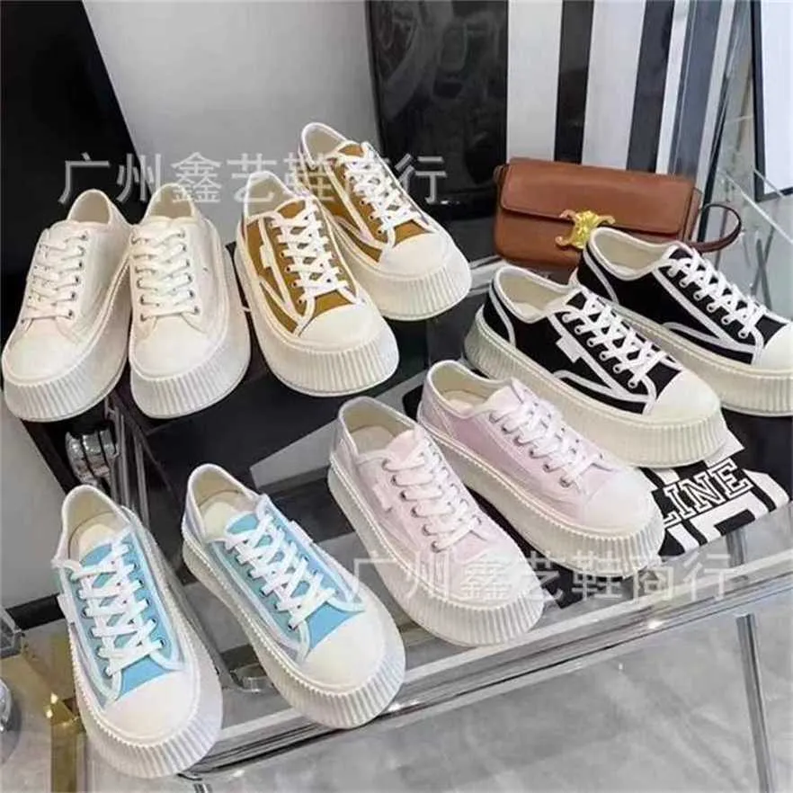Sapatos esportivos 2024 Xiaoxiang Família Sola grossa Lona para mulheres Novo dedo do pé redondo Lace up Matsuke Cookie Elevado Casual Little White Shoes
