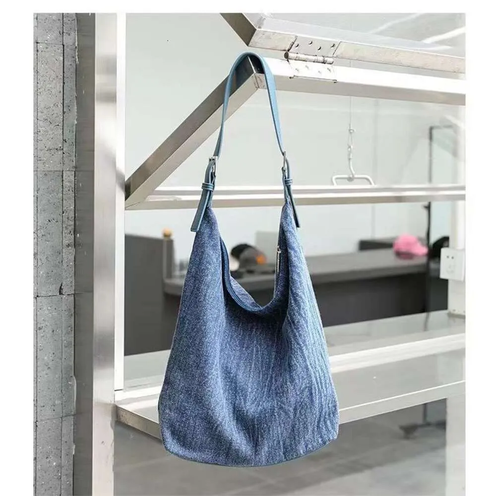 Axelväskor 2024 Leisure Art Canvas Bag ins mode denim handväska nettor rött tvättvatten för att göra gammal axelväska kvinnors väska