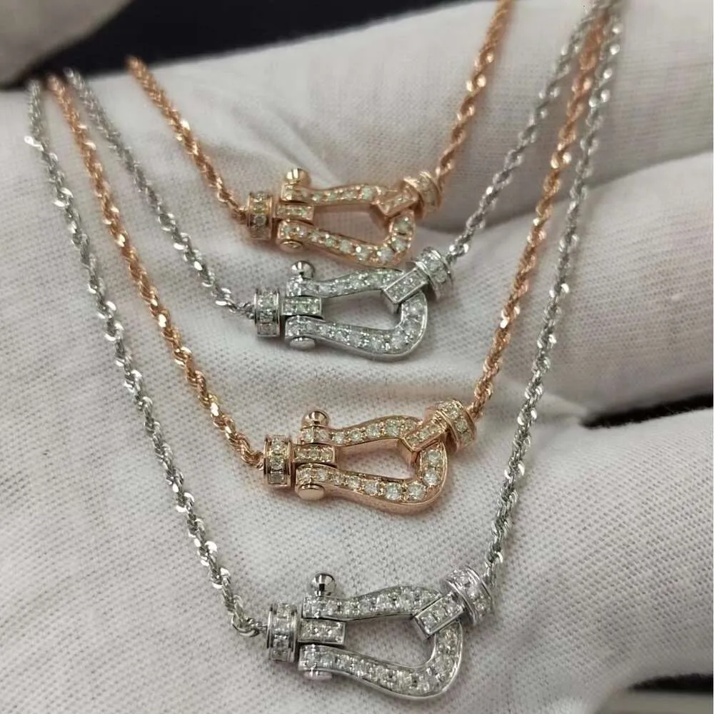 Desginer Freds smycken Fei Family Horseshoe Buckle Full Diamond Necklace With V Gold Thicked Plating 18K Gold Lock Bone Chain Light Luxury and Fashionable Unique