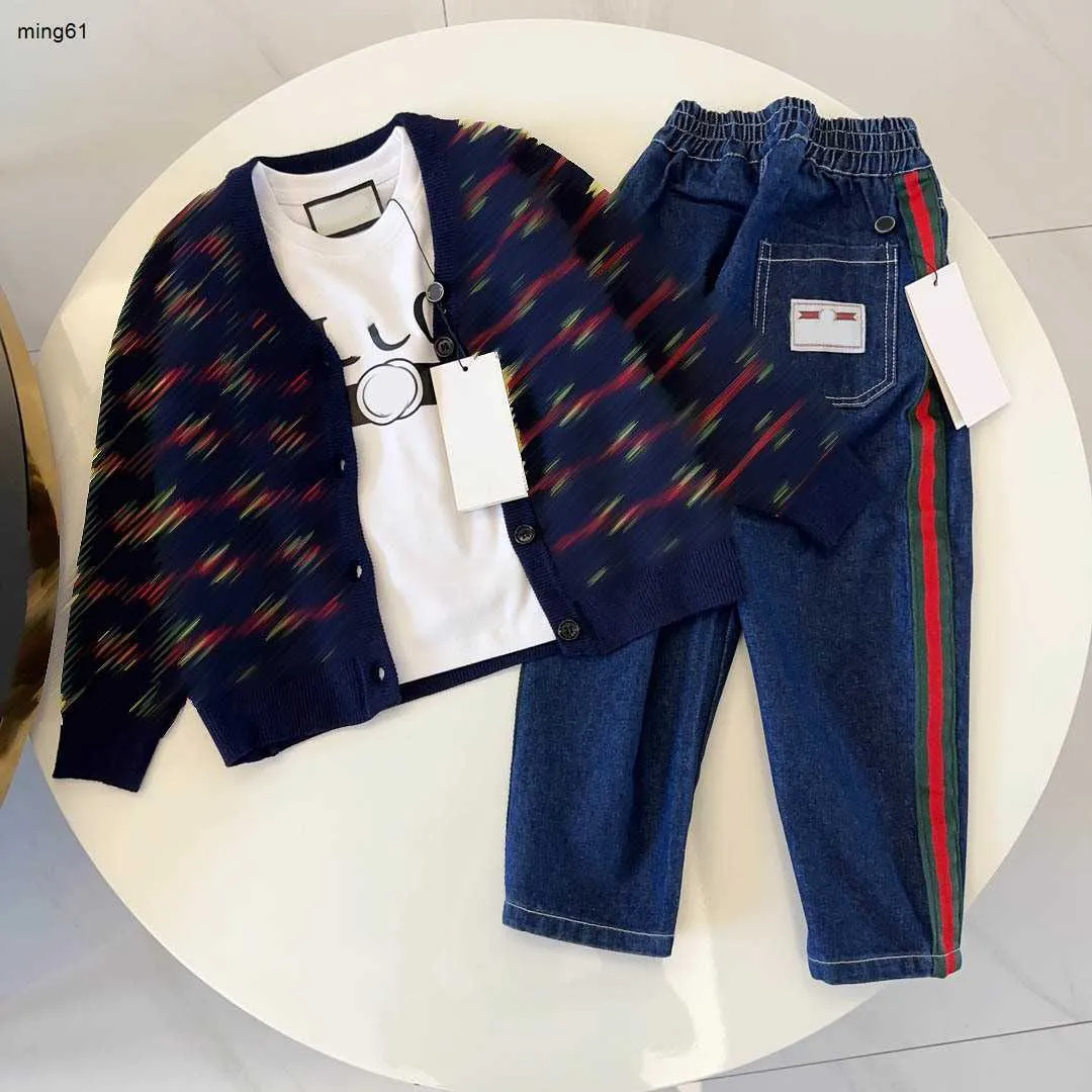 Marque bébé vêtements garçons survêtements fermeture éclair enfants trois pièces Taille 100-150 CM Cardigan tricoté à col en V Sweat à capuche et jean à col rond 24Feb20