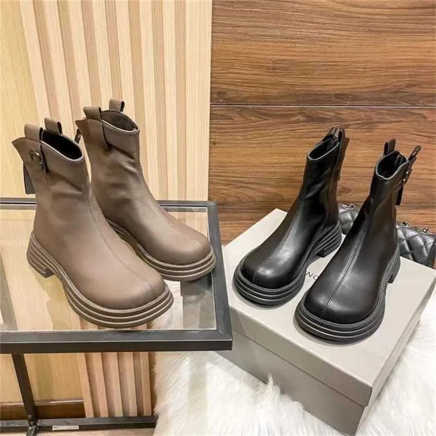 Zapatos deportivos 2024 Paris Family Botas de cuero para mujer Otoño / Invierno Edición alta Piel de cordero Cremallera trasera Moda Versátil Bota corta Lote