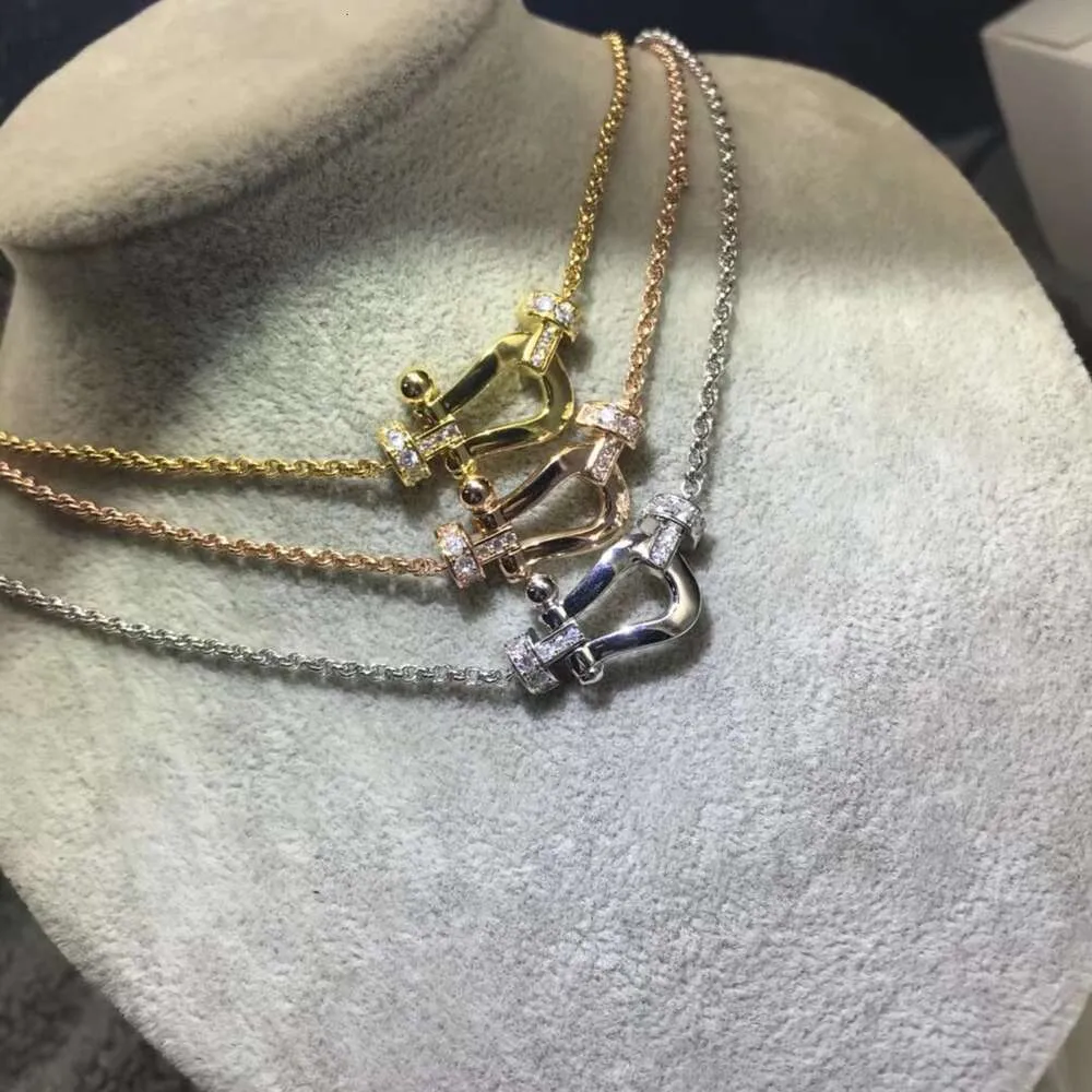 Desginer Freds smycken Feijias Ny högversion U-formad hästsko spänne med semi diamanthalsband v guld pläterad 18k guld halsband kvinnor stekt deg vändningar