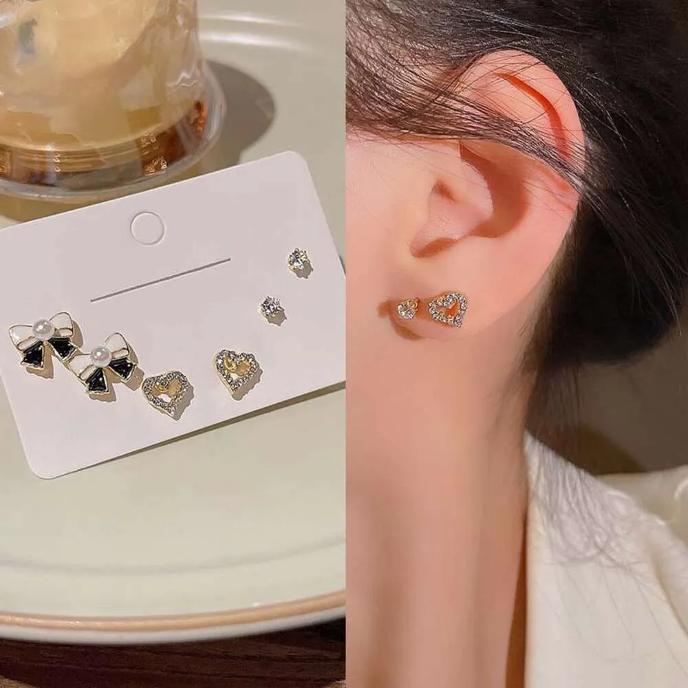 S Sier Aguja Lazo Coreano Perla Corazón Conjunto de diamantes con pequeños y elegantes Pendientes de diseño ligeros de alta gama