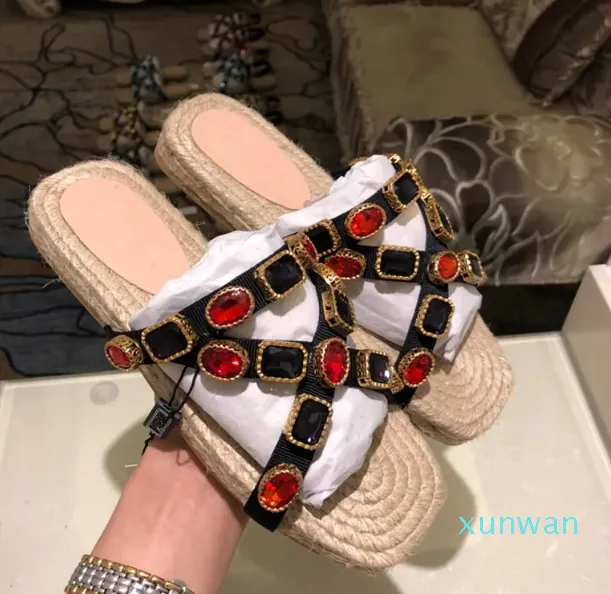 With BoxSlides Summer Luxury Designer Beach Indoor Flat Sandals Slippers House Flip Flops With Spike sandal mh