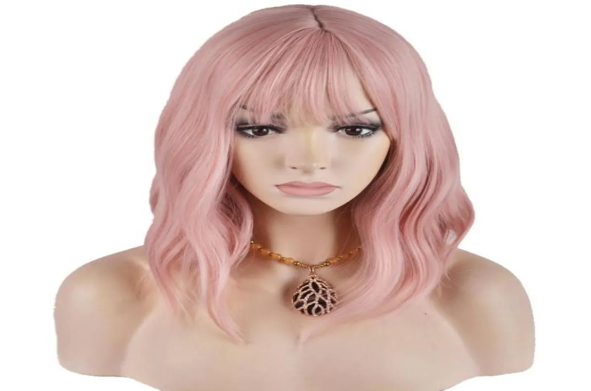 Dilys kort lockiga syntetiska peruk Kvinnor Girls Charmiga peruker med Air Bangs Wig Cap inkluderade Pink Color9637044