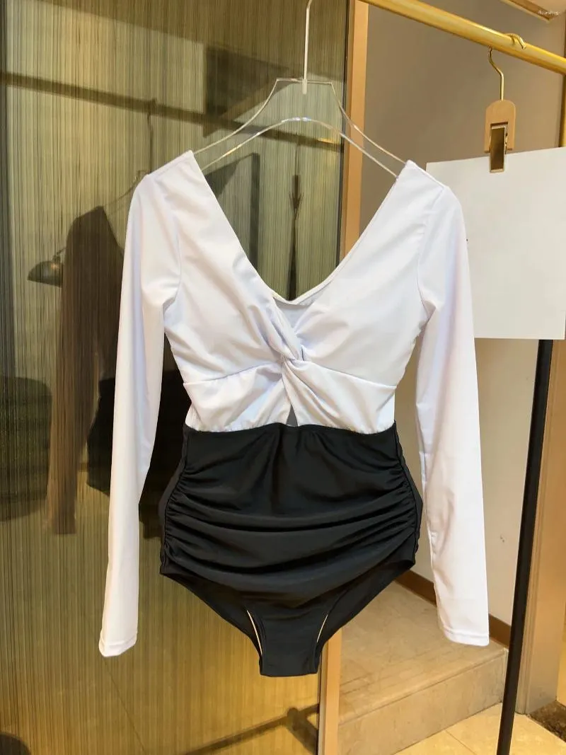 Damen-Bademode, einteiliger Badeanzug im kontrastierenden Schwarz-Weiß-Design, lässige Mode, Sommer 2024, 0414