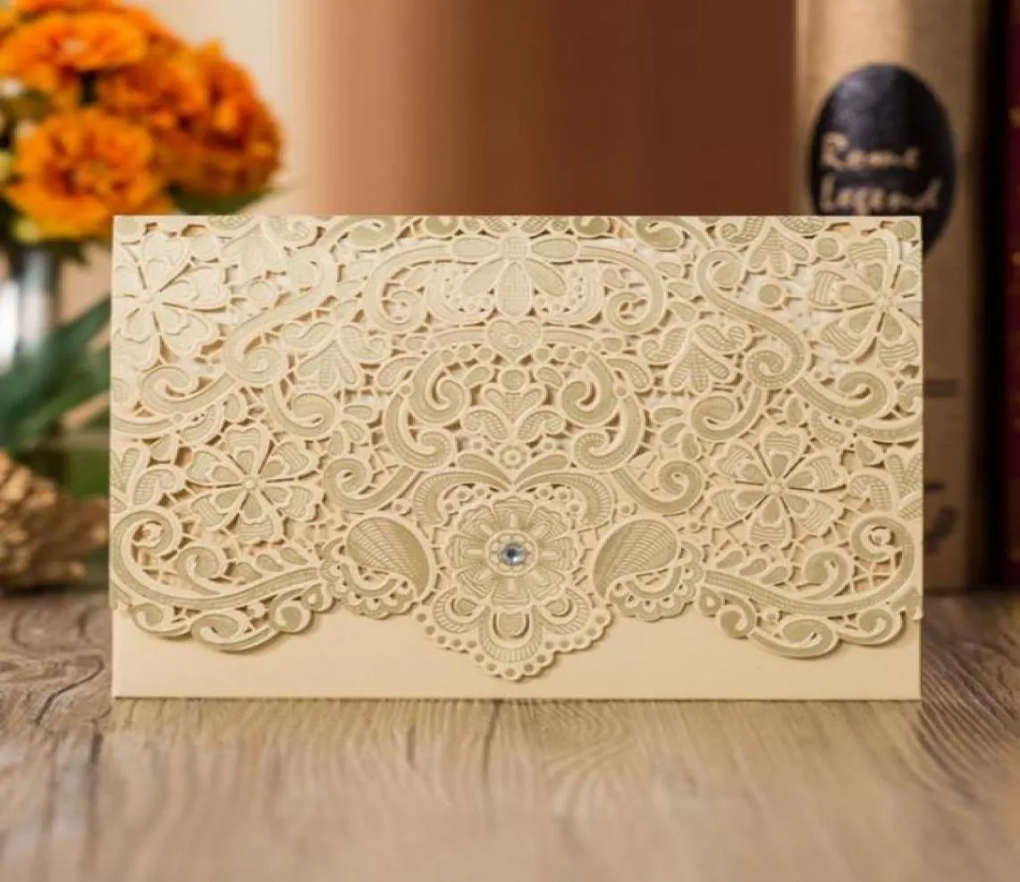 2020 European Gold Hollow Flower Invitation Cards Folded Laser Cut Pocket Wedding Inbjudningar med anpassade insatser7505870