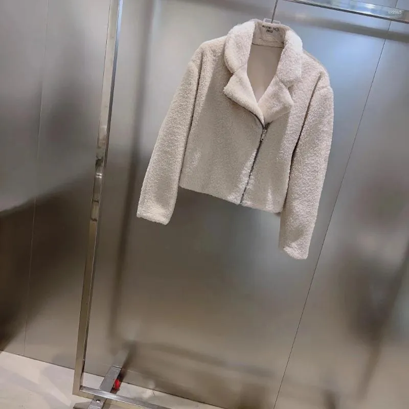 여자 재킷 2024 여성 패션 고품질 긴 슬리브 옷깃 짧은 베이지 색 플러시 재킷 1207