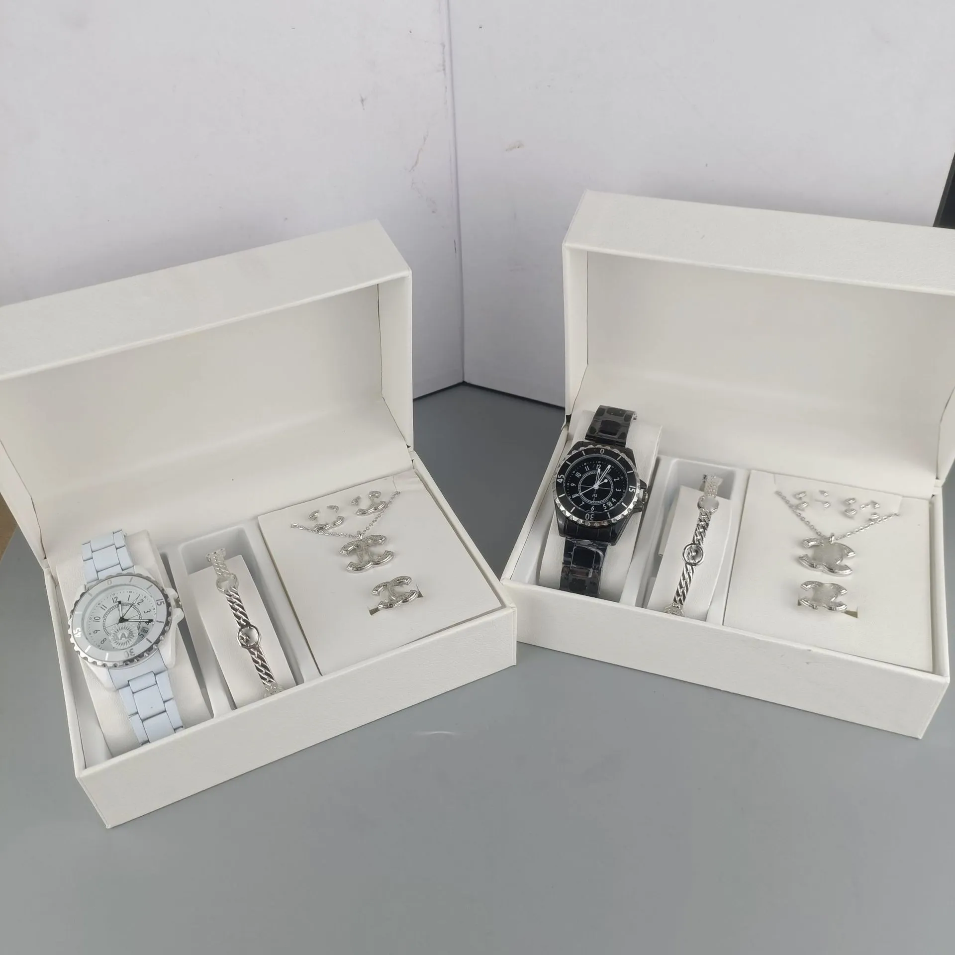 Fünfteiliges Schmuckset, Damenuhren, einfache Quarzuhren mit Stahlarmband