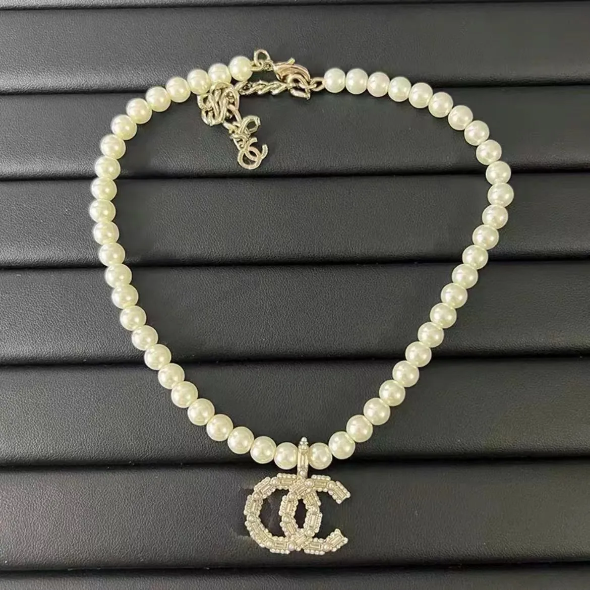 Luksusowy moda Pearl Naszyjnik projektant biżuterii Diamond 18 -krotnie złota platowane platynowe litery wisiorki dla kobiet z literą Diamentową Pendan