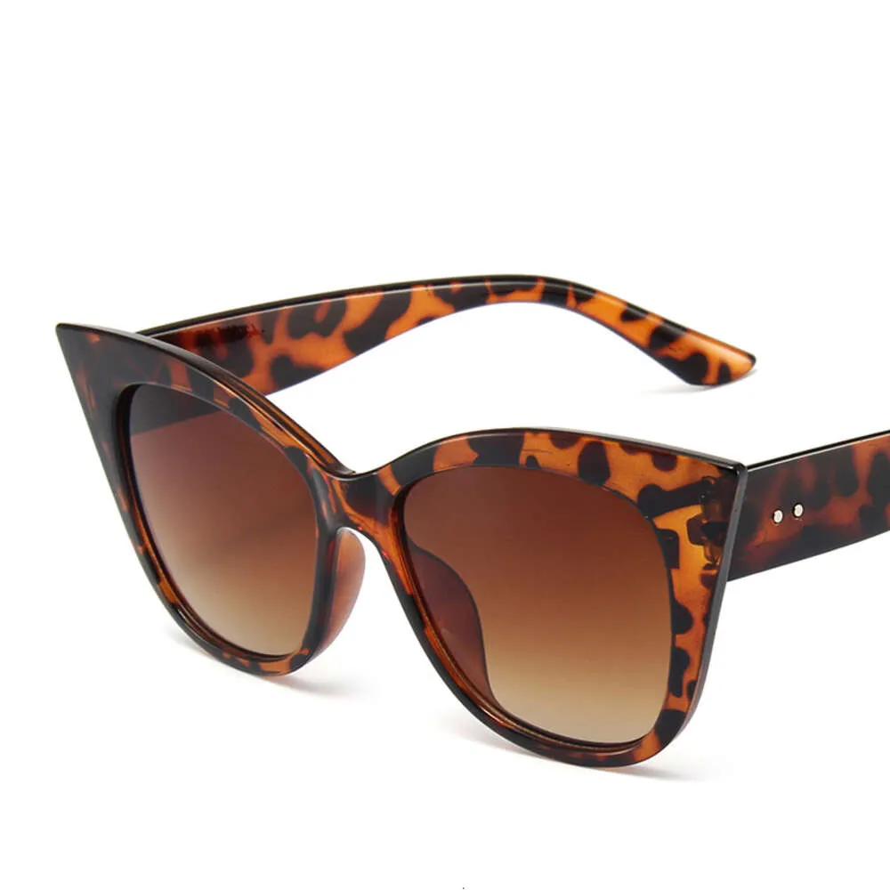 Nouvelles lunettes tendance yeux de chat, petite monture pour femmes célébrités d'internet portant des lunettes de soleil pare-soleil à la mode