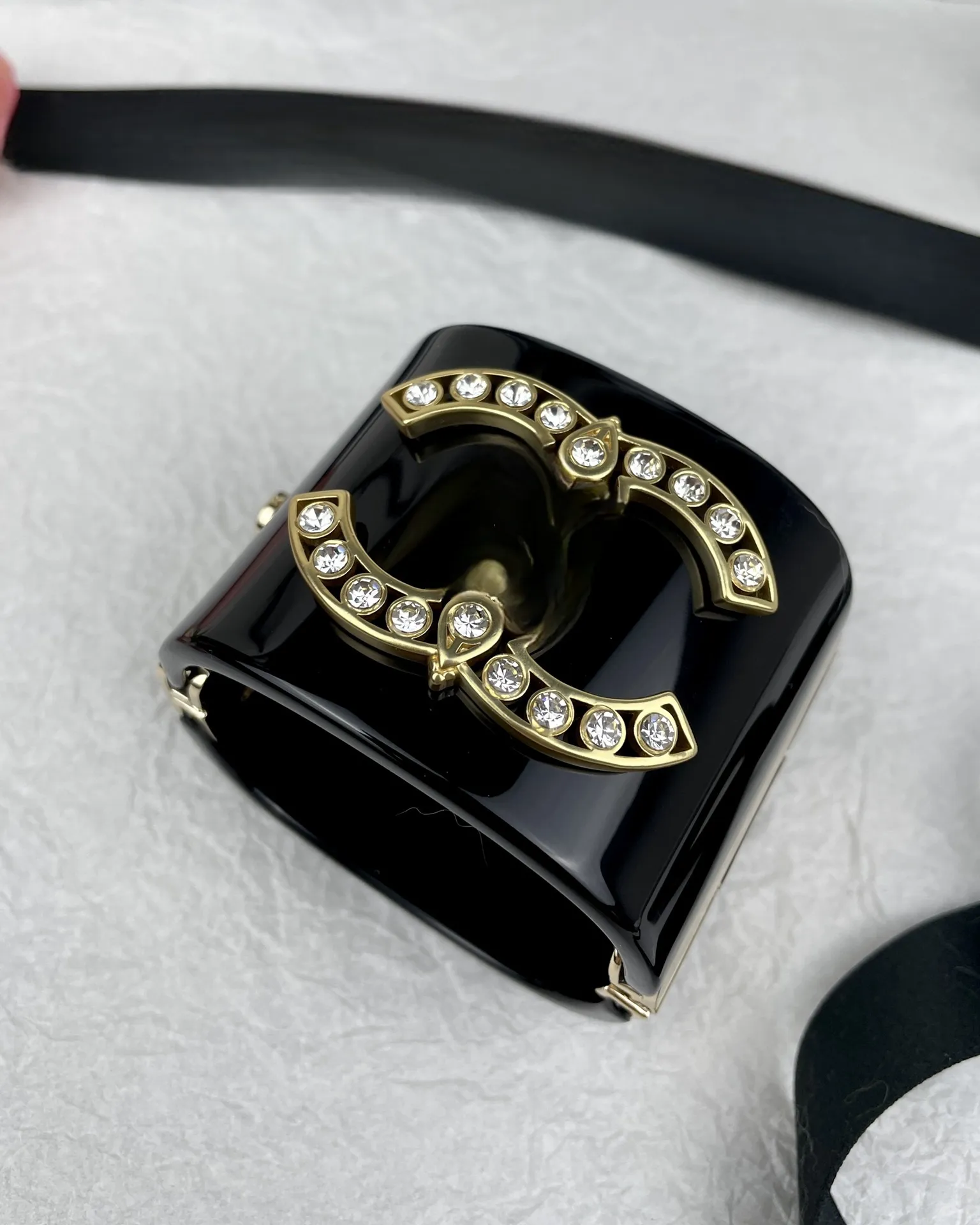 Bracelet en acrylique pour femmes, édition large, à la mode et sophistiqué, petit parfum, diamant d'eau, haute qualité