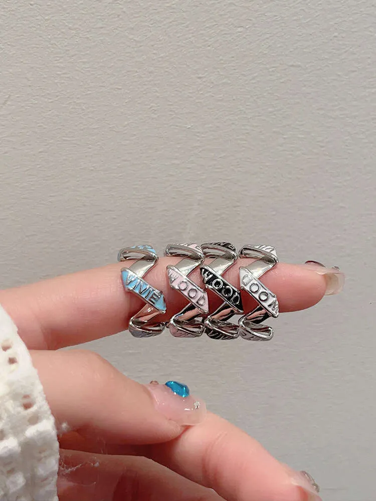 Designer VivieneWestwoods Ring the Western Empress Dowagers Folded Ribbon Letter Esmalte Drop Glaze Ring é um design exclusivo e de nicho para mulheres É um luxo leve e