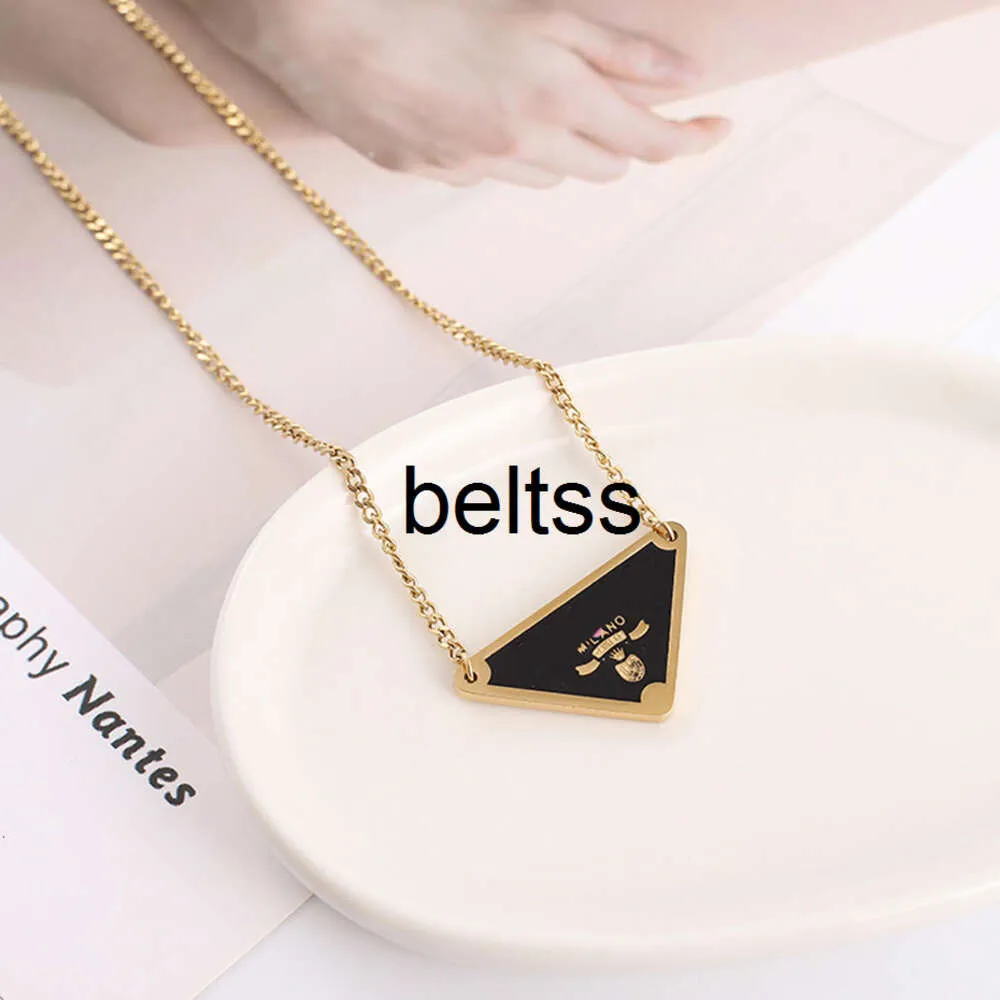 Gold Silver Triangle Pendants Halsband Kvinnlig rostfritt stål Par Guldkedjedängsmycken gåva