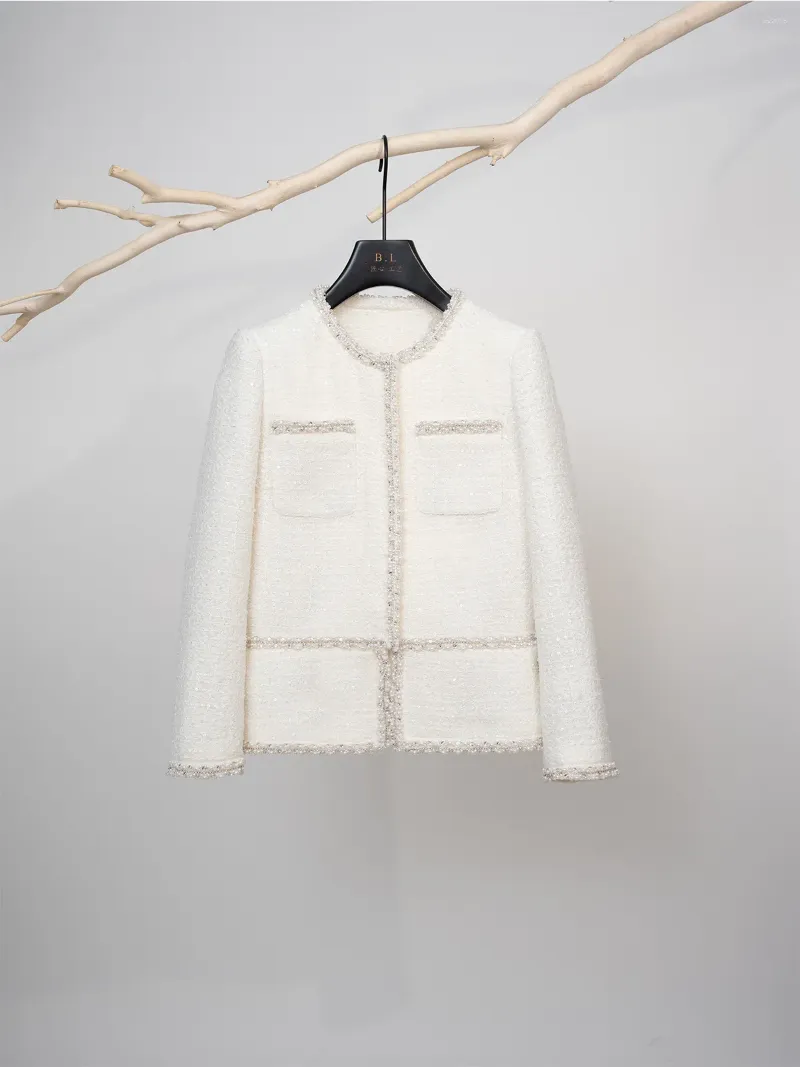 Kvinnorjackor 2024 Spring France Style Fashion Högkvalitativ pärlor Beanding White Tweed Coat C774