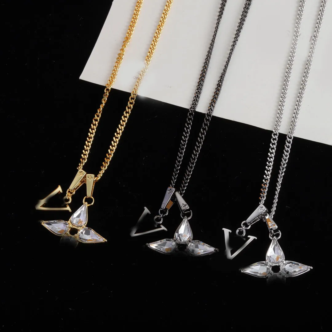 Luxury Crystal Letter Clover Pendant Chain Necklace Brand Designer Black Gold Silver Plated Titanium Steel Charm Chokers Party Fashion Jewerlry inte Fade With Box