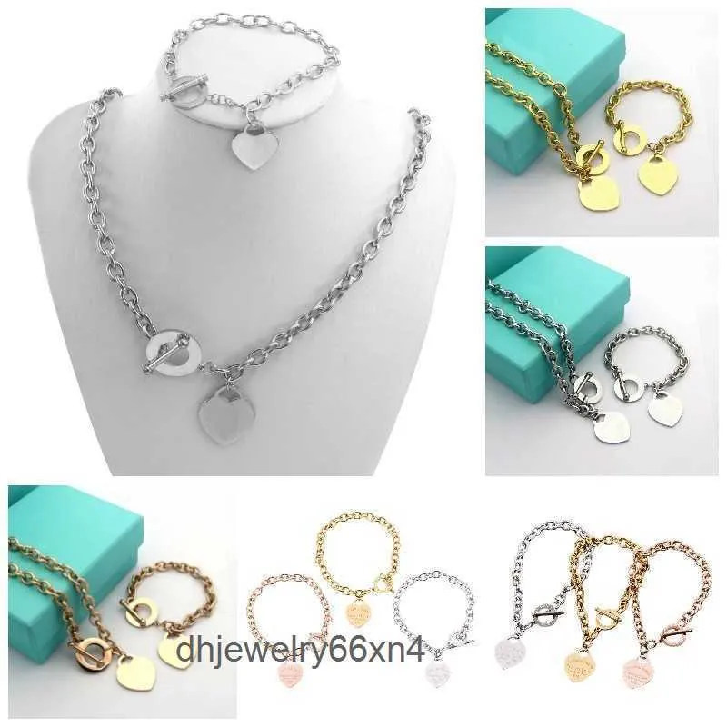 Mode-sieraden Kerstcadeau voor man vrouw Liefdescadeau Ketting + armband Set Bruiloft Sieraden Hart Hanger Ketting Bangle Sets 2 in 1 NXIQ