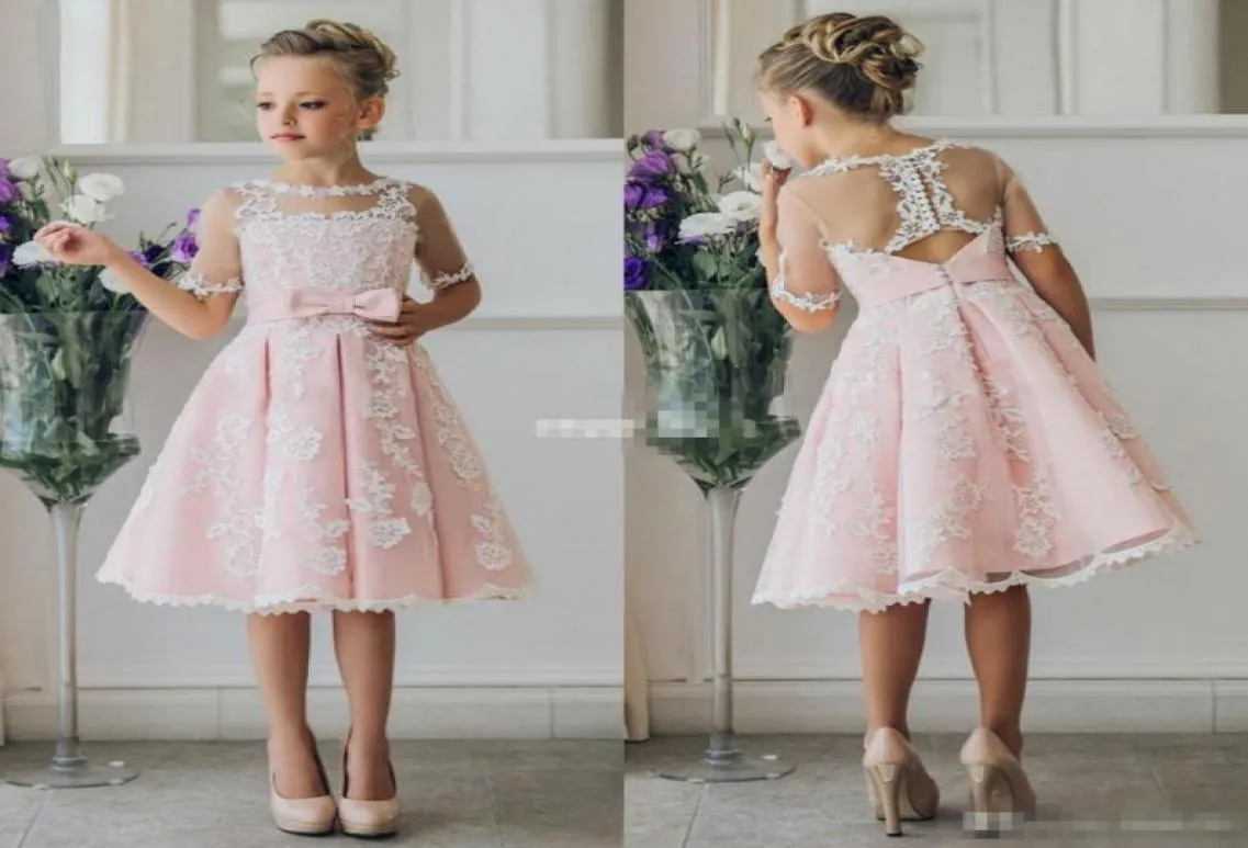 Robes de fille de fleur courtes pas cher pour les robes de mariée de plage de Bohême longueur au genou dentelle ALine 2019 demoiselle d'honneur junior enfants fête formelle9346484