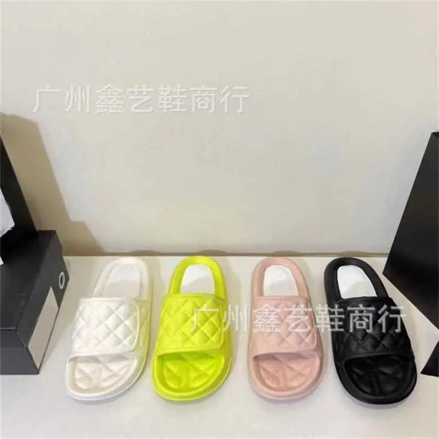 Sportschuhe 2024 Xiaoxiangjia Lingge für Damen Sommer Neue Outwear Runder Kopf Einteilige leichte, schnell trocknende Hausschuhe mit flachem Boden