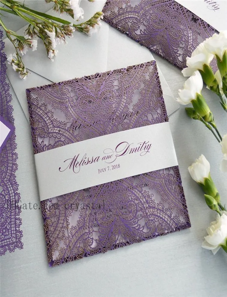 Purple Lace Laser Cut Wrap Invitation Square Laser Cut Wedding Inbjudan med elfenbensinsatshöljet och Ivory Belly Band5760567