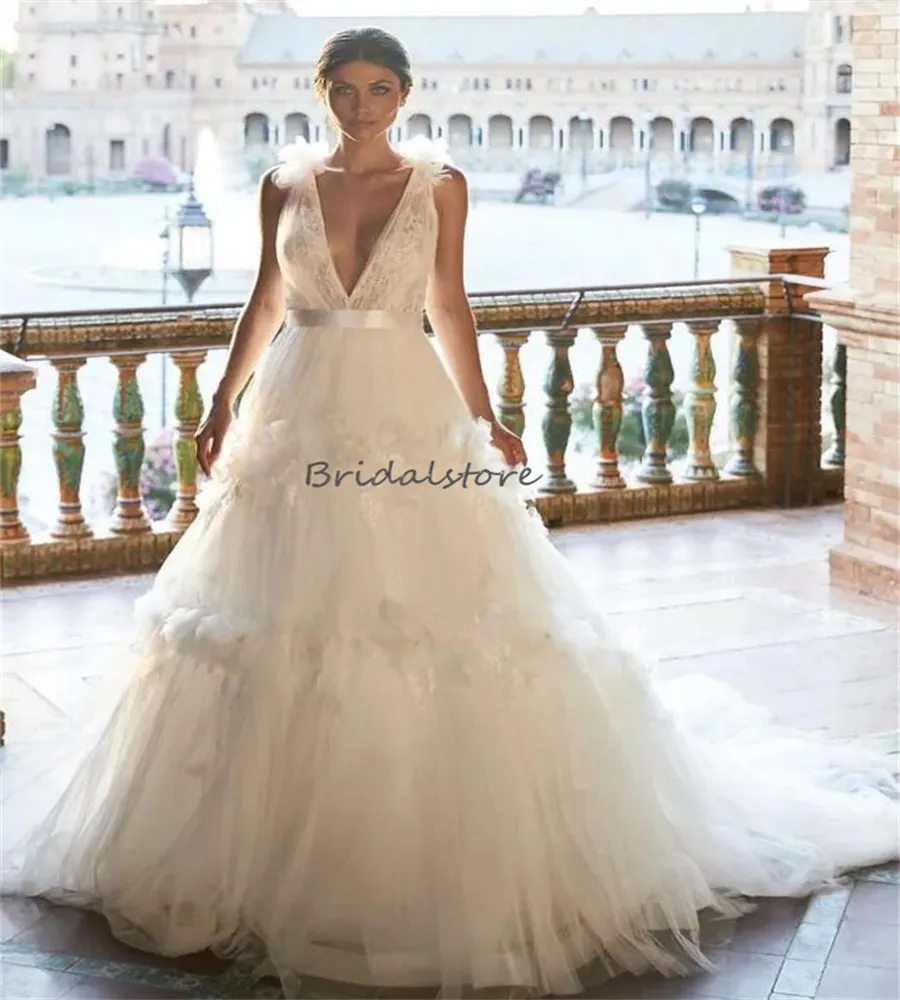 Abito da sposa country rustico in pizzo di lusso con volant Elegante scollo a V profondo Una linea Abito da sposa principessa Abito da sposa sexy senza schienale Vestios Novia Robes De Mariee 2024