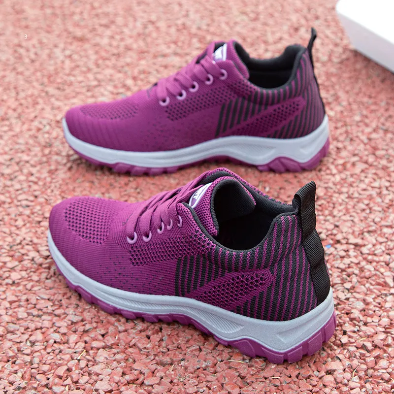 Chaussures de course de sport souples avec femmes respirantes noir blanc femme 012580019