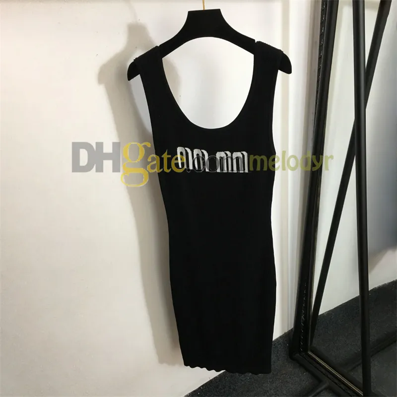 Designer-schwarzes Strickkleid für Damen, Weste, Röcke, Briefdruck, sexy Schlingenkleid, modisch, hochelastisch, eng gestrickt