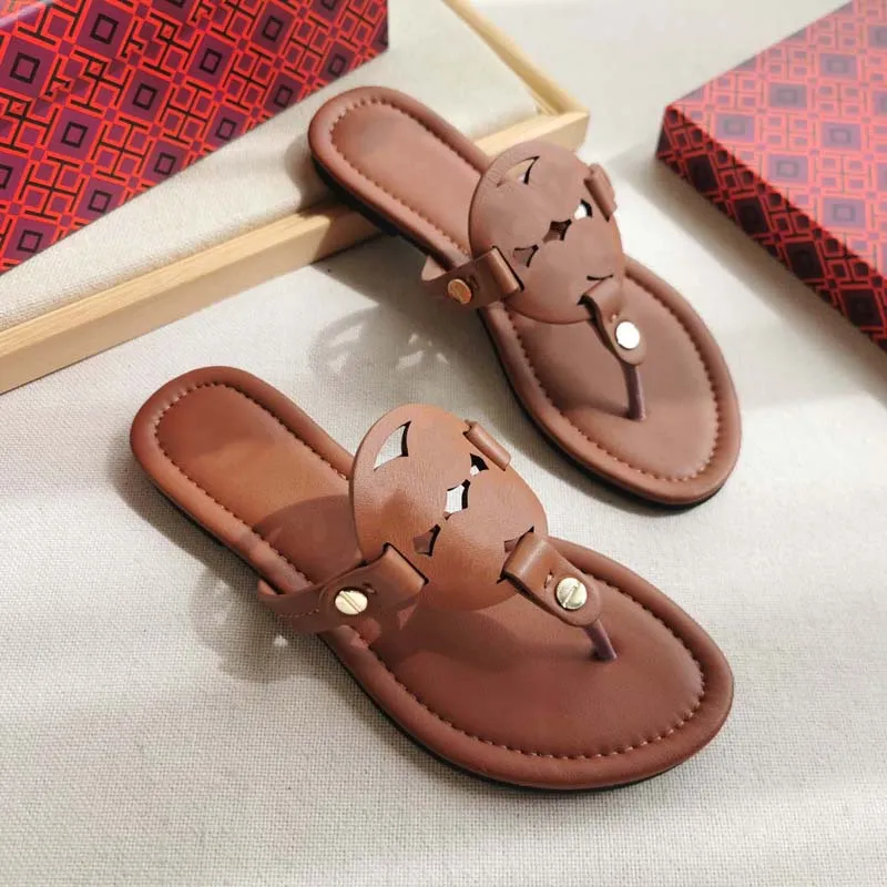 المصمم Tory Miller Soft Sandal Woman الشهيرة شهيرة Slippers Charm Sliders Black Brown Leather Leather Plat-Form Womens Burches Shoes Summer Beach Flop Flops Hlogs