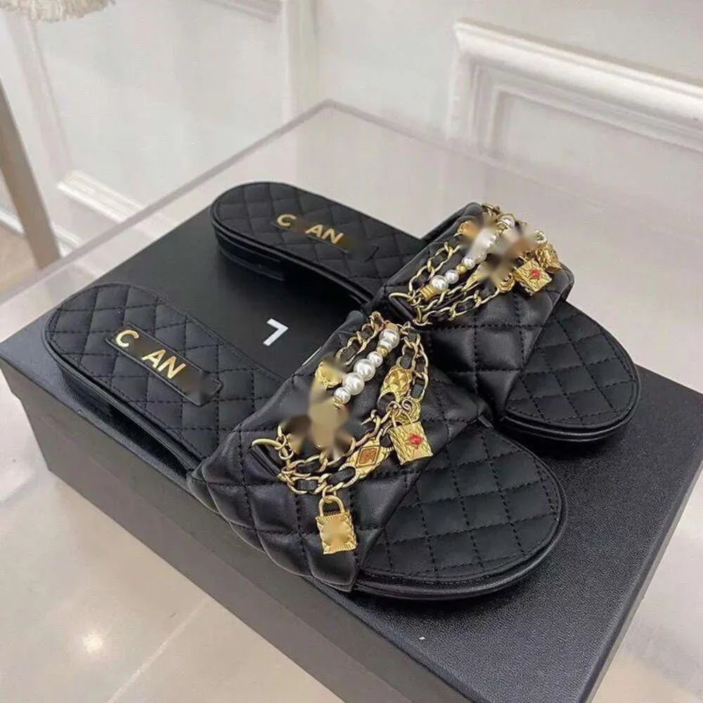 Slippers Designer Luxury Men and Women Fashion Top Quality Quality Slippers Polaises polyvalentes Sandales décontractées de pantoufles à fond plat à fond plat à fond plat