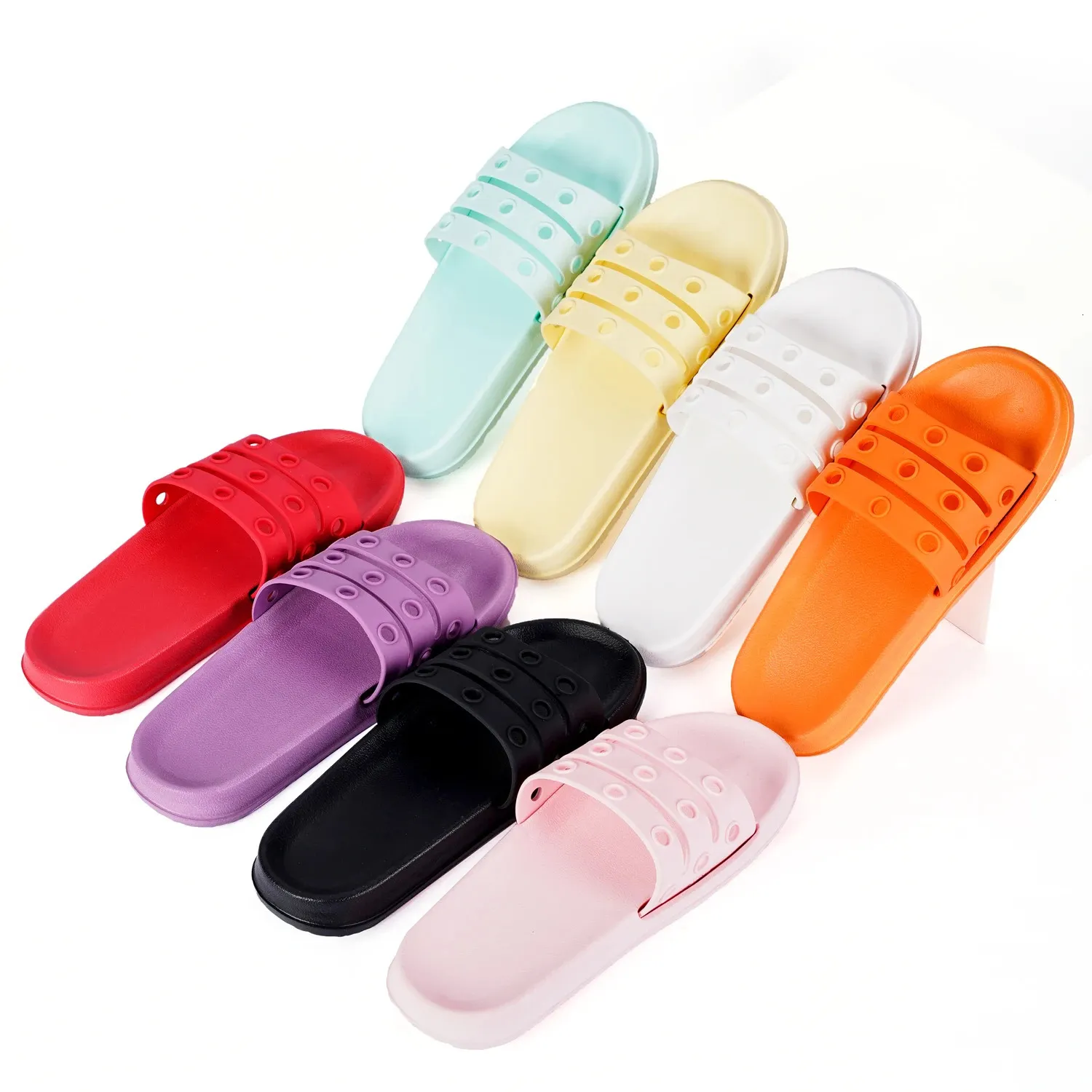 Mode d'été EVA femmes pantoufles doux fond plat lumière salle de bain maison sandales ajustement Charmsslipper avec trou extérieur intérieur 240226